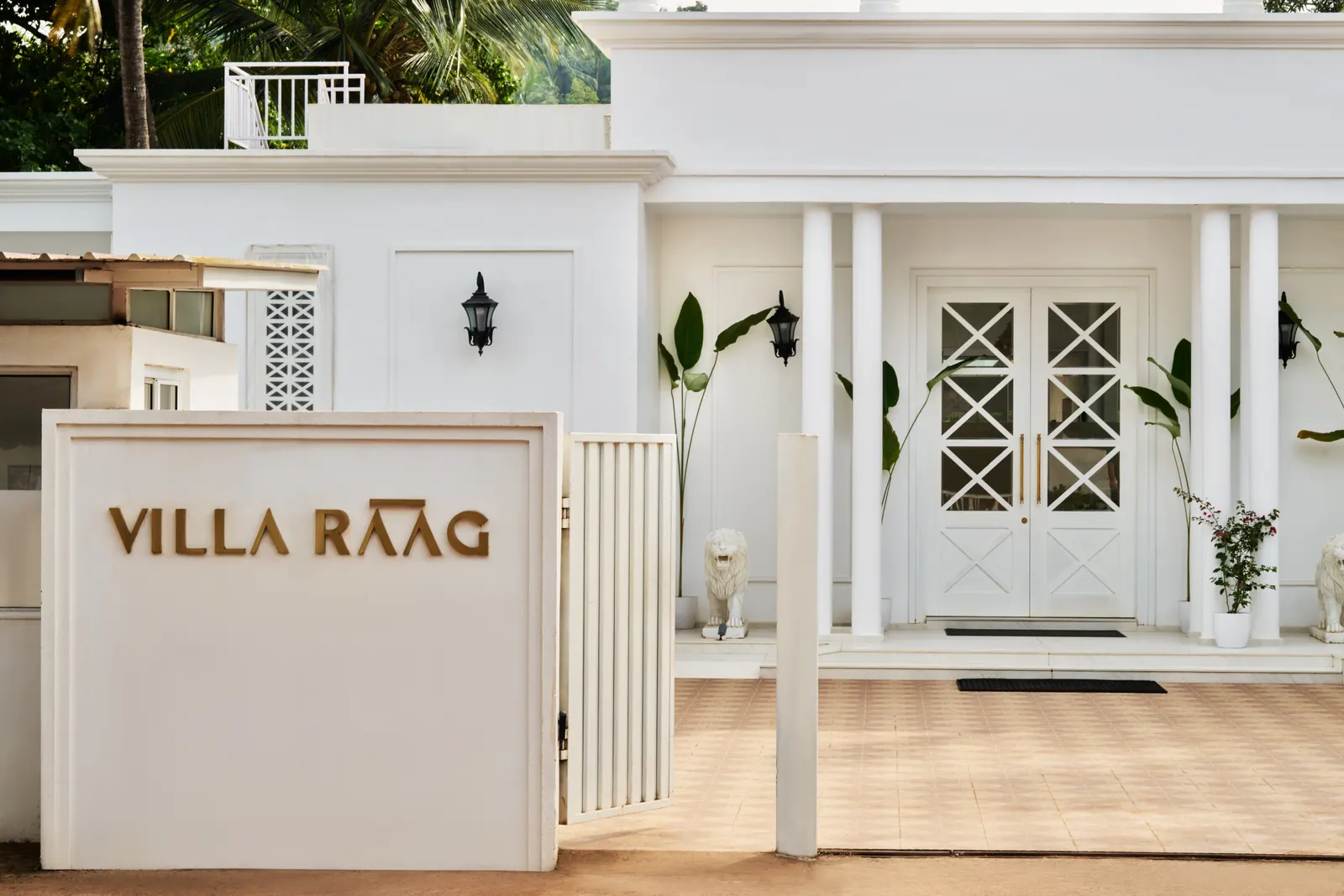 L’entrée de Villa Raag, avec son nom doré et ses portes blanches